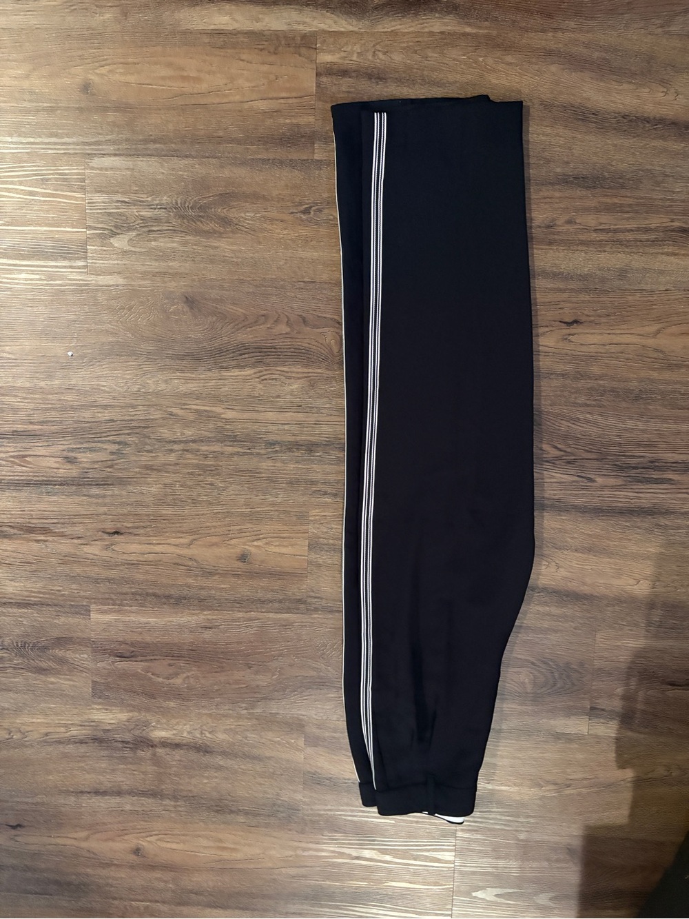Aritizia Effortless Pants- Crepette black with white side stripe size 6 regular